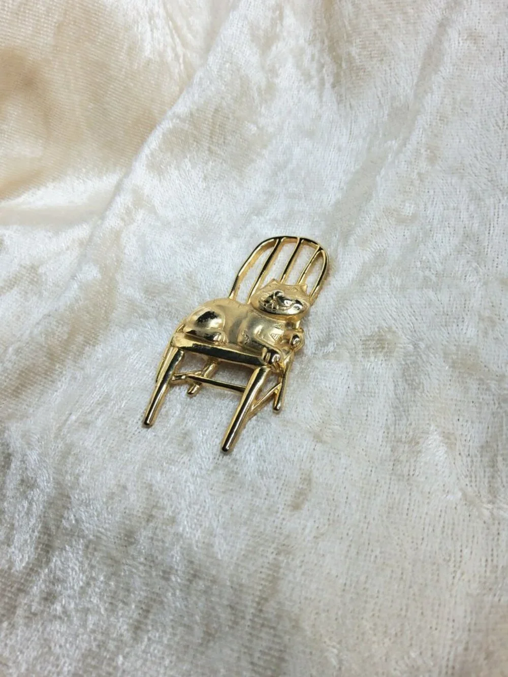 Vintage Signed JJ Jonette Goldtone Happy Smiling Cat In Chair Brooch/Pin